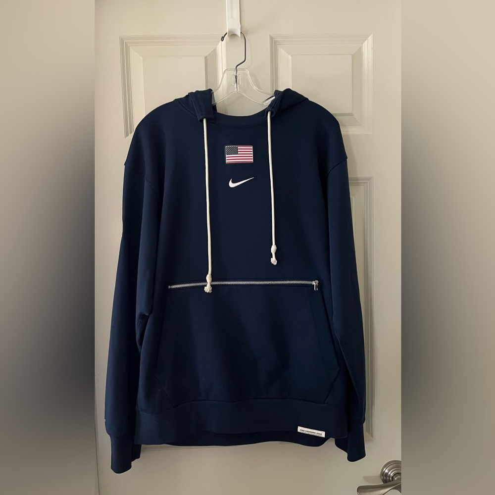 Men's Nike USA Basketball Standard Issue Navy Hoodie
Olympics pocket size L